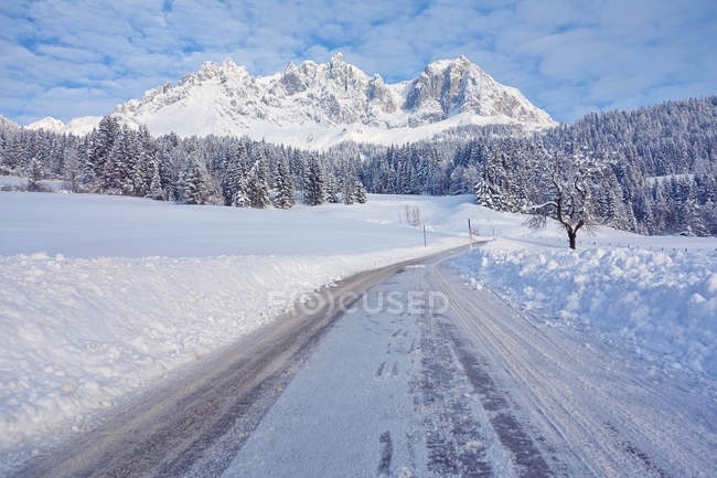 Camino cubierto de nieve, Wilder Kaiser, Tirol, Austria - foto de stock