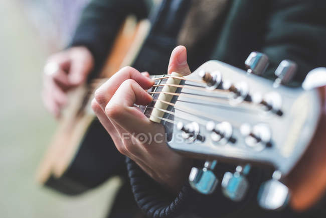 Vista parcial do músico tocando guitarra — Fotografia de Stock