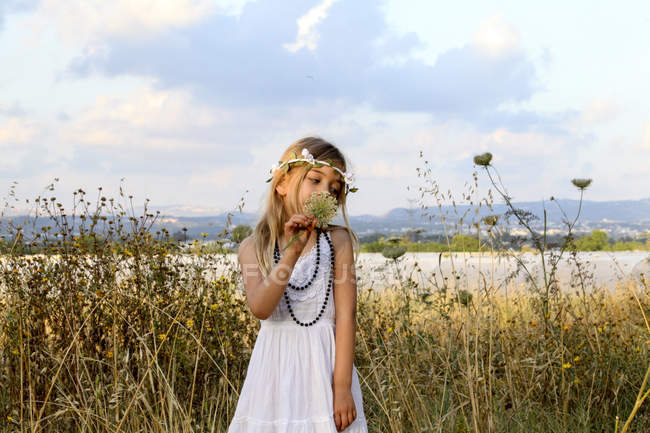 Young girl celebrating spring harvest festival, Israel — Stock Photo