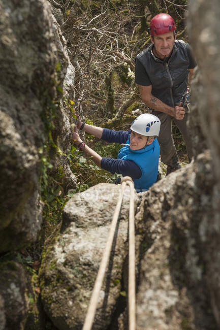Dos personas escalando en roca - foto de stock