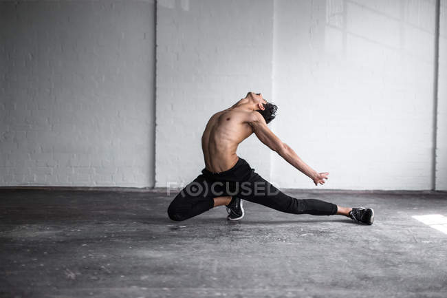 Фронтальный вид танцовщика, практикующего в студии — стоковое фото