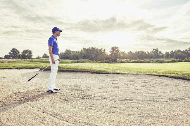 Golfista na armadilha de areia, Korschenbroich, Dusseldorf, Alemanha — Fotografia de Stock