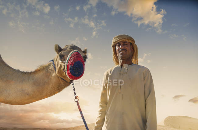Retrato de camelo e beduíno no deserto, Dubai, Emirados Árabes Unidos — Fotografia de Stock