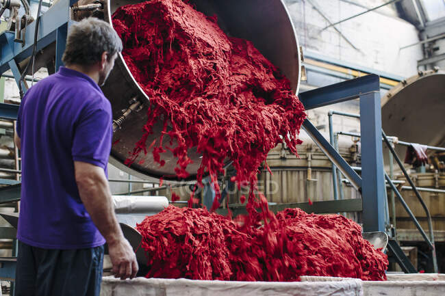 Männlicher Fabrikarbeiter färbt Wolle in Wollmühle — Stockfoto