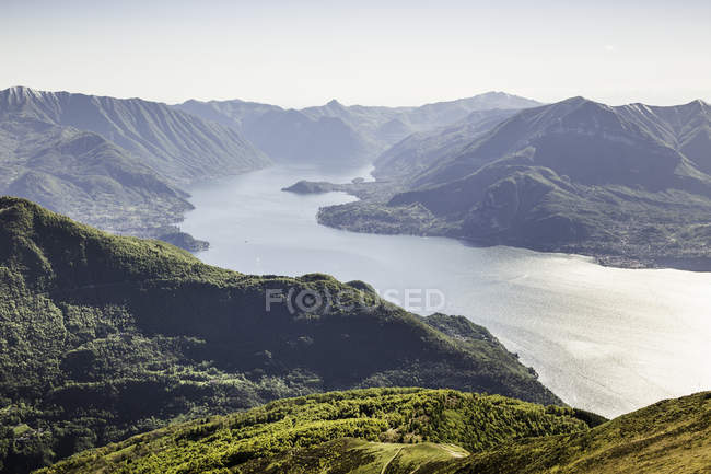 Vue panoramique avec montagnes et lac de Côme — Photo de stock