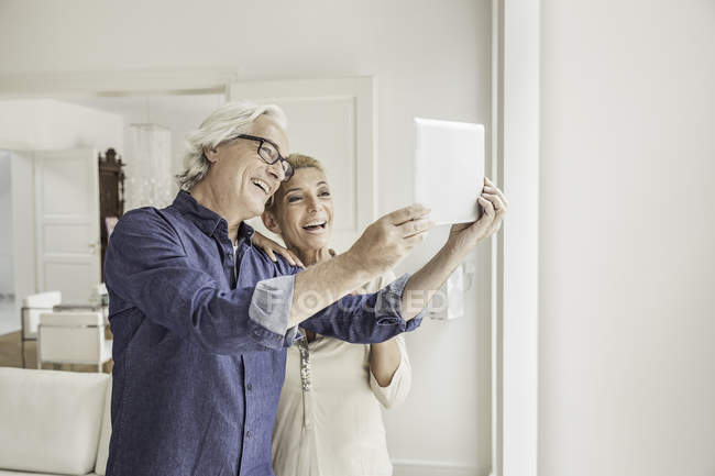 Couple prenant autoportrait, en utilisant une tablette numérique — Photo de stock