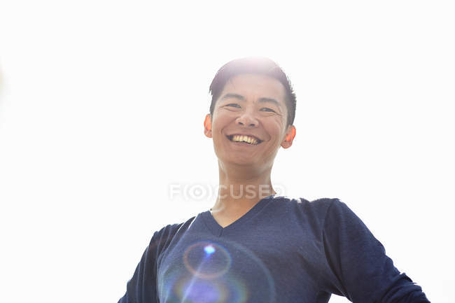 Низкоугольный портрет улыбающегося среднего взрослого мужчины — стоковое фото