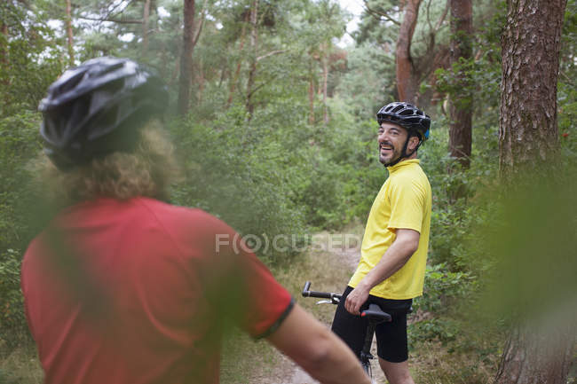 Mountain biking couple taking a break on forest trail — Stock Photo