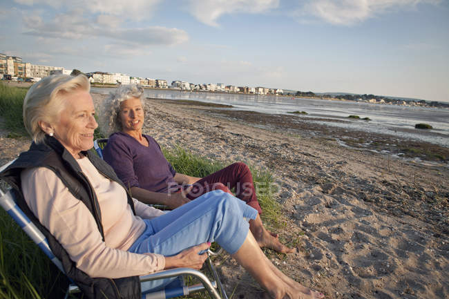 Mère et fille jouissant d'une vue sur la plage — Photo de stock