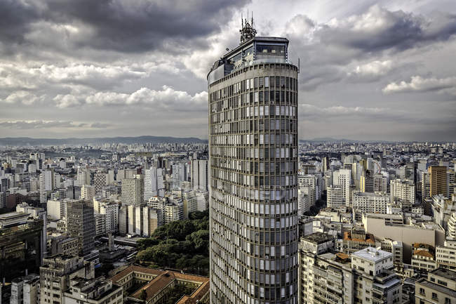 Vista del edificio de Italia sobre los rascacielos de la ciudad, Sao Paulo, Brasil - foto de stock