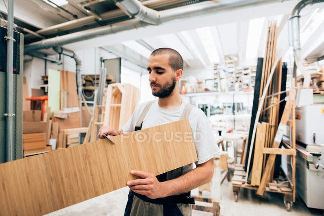 Tischler, der Holz bearbeitet — Stockfoto