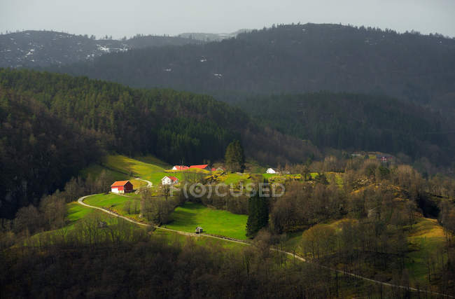 Vista de casas em vale perto de Lysefjord, Rogaland County, Noruega — Fotografia de Stock