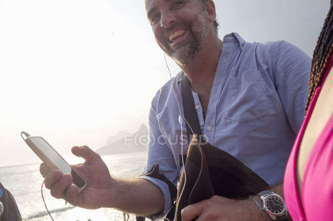 Человек, использующий смартфон, пляж Ипанема, Рио-де-Жанейро, Бразилия — стоковое фото