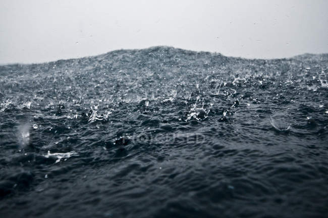 Gotas de chuva pesadas atingindo a superfície do oceano, Ilha de Cocos, Costa Rica — Fotografia de Stock