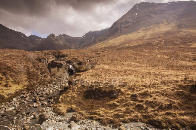 Vista panorámica de Moro, Piscinas de Hadas, Isla de Skye, Hébridas, Escocia - foto de stock
