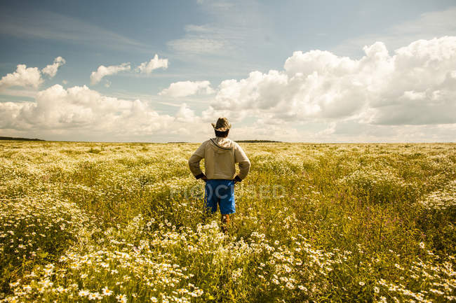 Homem no campo de flores silvestres, aldeia de Sarsy, região de Sverdlovsk, Rússia — Fotografia de Stock