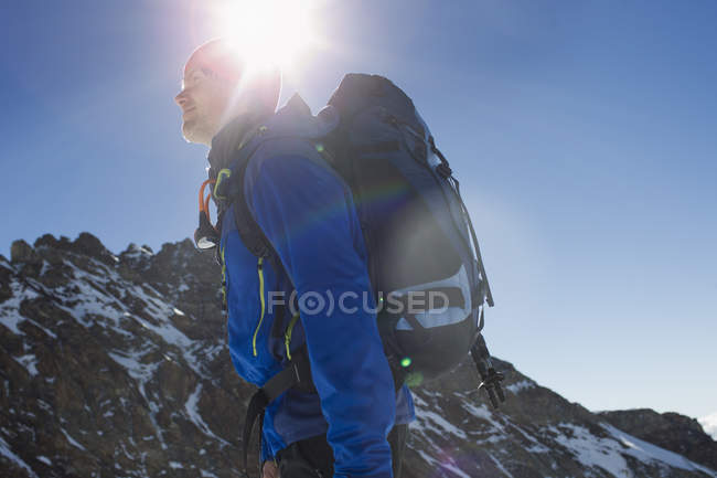 Low angle view of man hiking in mountains, Jungfrauchjoch, Grindelwald, Suíça — Fotografia de Stock