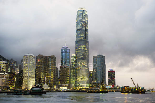 Observando la vista de Skyline al atardecer, Hong Kong, China - foto de stock