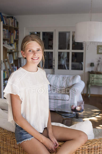 Portrait de jolie adolescente dans le salon — Photo de stock
