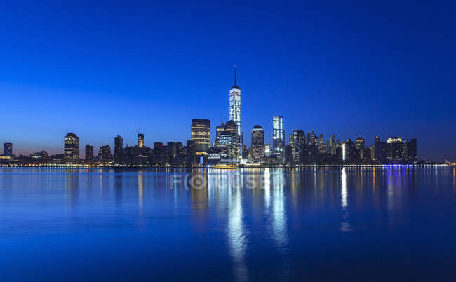 Manhattan financial district skyline and One World Trade Centre at night, New York, USA — Stock Photo