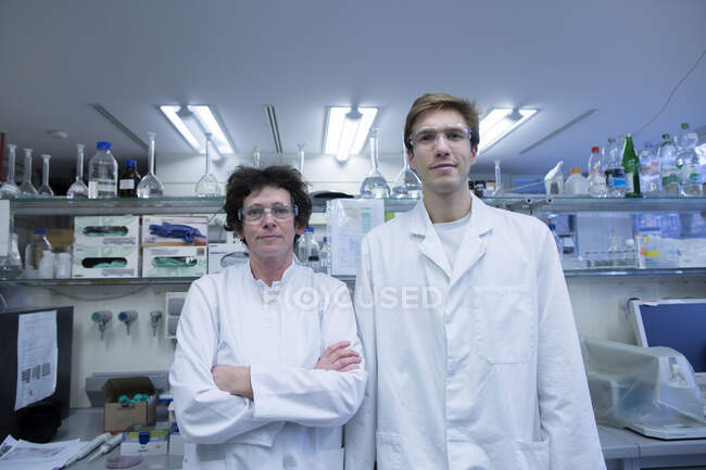 Retrato de científico masculino y femenino en laboratorio - foto de stock