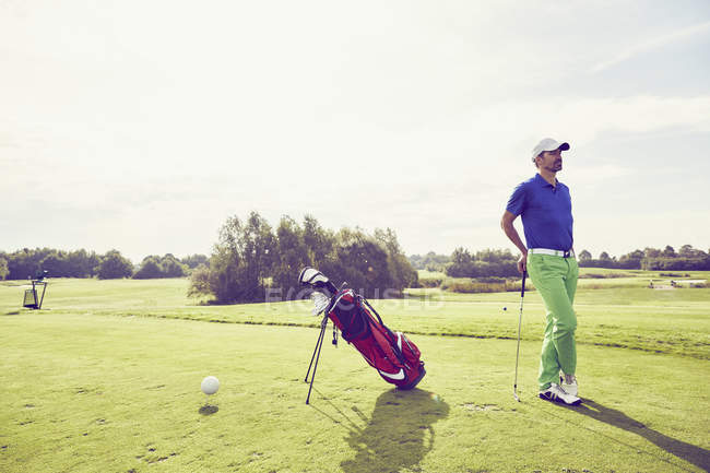 Golfista ao lado de saco de golfe no campo, Korschenbroich, Dusseldorf, Alemanha — Fotografia de Stock
