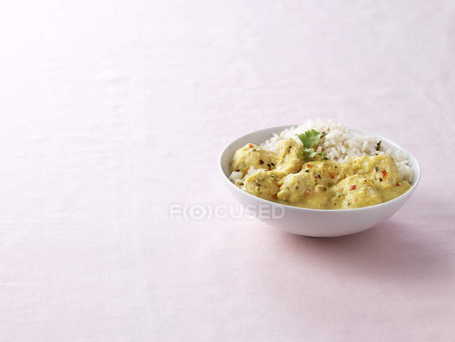 Ciotola di pollo al limone e albicocca al curry con riso al vapore — Foto stock