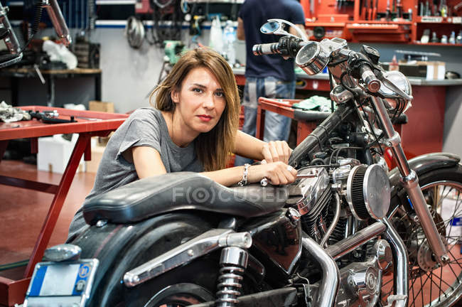 Retrato de la mecánica femenina en taller de motocicletas - foto de stock