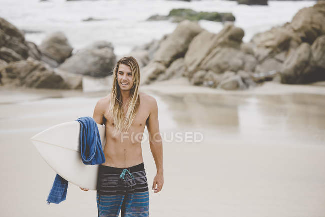 Australischer surfer mit surfbrett, bacocho, puerto escondido, mexiko — Stockfoto