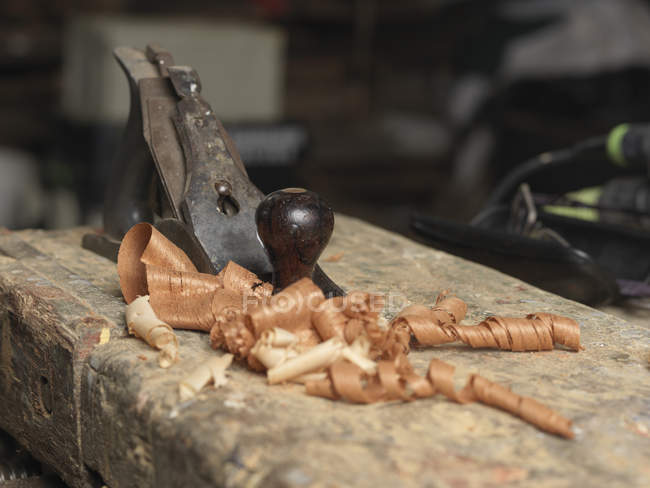 Закрыть древесную бритву и стружку — стоковое фото
