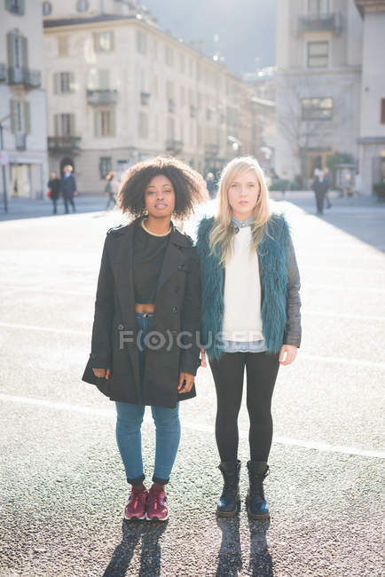 Porträt zweier Freundinnen auf dem Stadtplatz — Stockfoto