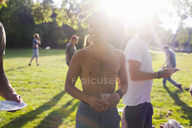 Adultos amigos no pôr do sol festa no parque — Fotografia de Stock