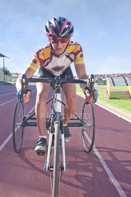 Ciclista na linha de partida na competição para-atletismo — Fotografia de Stock