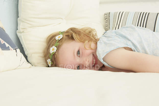 Retrato de menina deitada no assento no apartamento de férias — Fotografia de Stock
