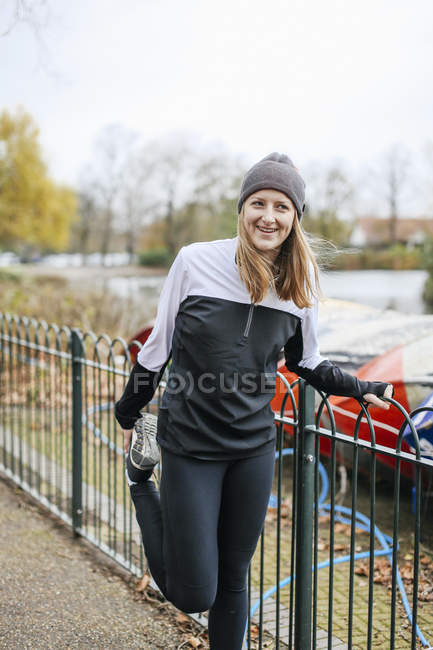 Adolescente faire préparation échauffement dans le parc — Photo de stock
