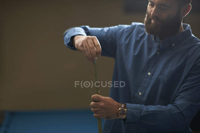 Man chalk rubbing pool cue, selective focus — Stock Photo