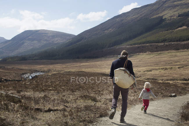 Pai e filho caminhadas, Fadas Piscinas, Ilha de Skye, Hébridas, Escócia — Fotografia de Stock
