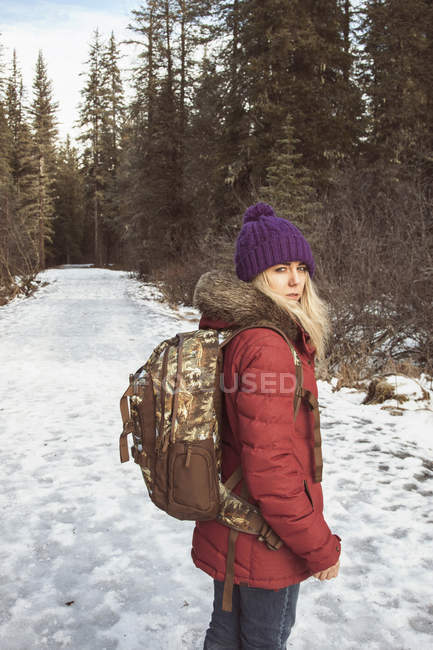 Giovane donna che indossa abiti invernali e zaino, Girdwood, Anchorage, Alaska — Foto stock