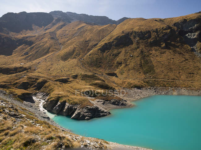Turquoise mountain lake, Swiss Alps, Canton Wallis, Швейцария — стоковое фото