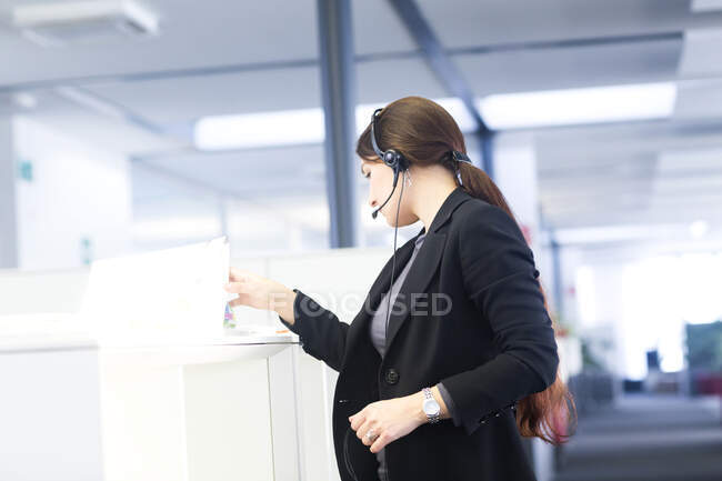 Telephonist working in office — Stock Photo