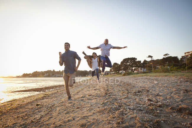 Grupo de amigos divirtiéndose en la playa - foto de stock