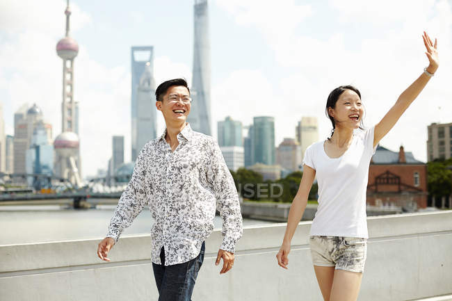 Tourist couple waving, The Bund, Shanghai, China — Stock Photo