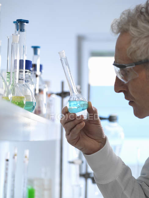 Chimico che prepara la formula chimica per le prove in laboratorio — Foto stock