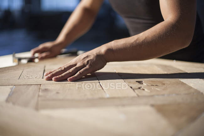 Carpenter piecing together wood blocks in factory, Jiangsu, China — Stock Photo