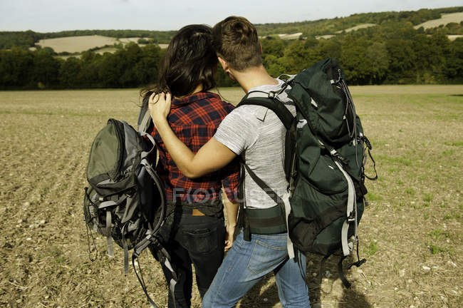 Vista trasera de pareja romántica de senderismo joven en el campo, Great Missenden, Buckinghamshire, Reino Unido - foto de stock