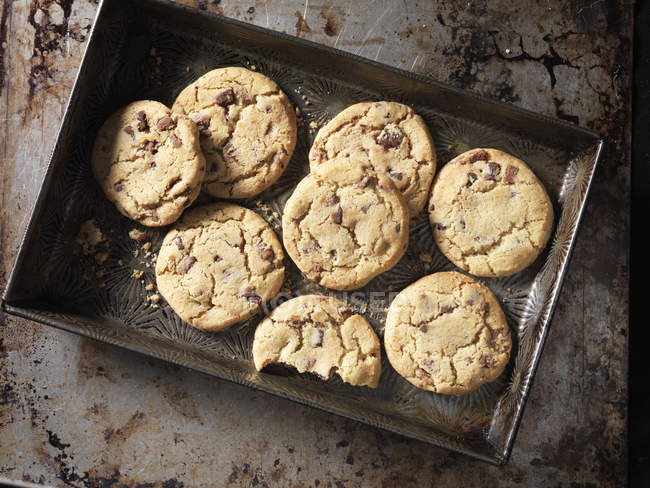 Vue du dessus des biscuits au chocolat dans la plaque de cuisson — Photo de stock