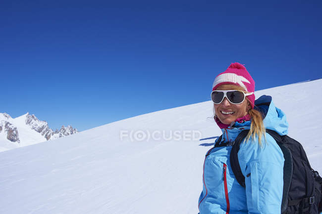 Retrato de esquiadora madura en el macizo del Mont Blanc, Alpes de Graia, Francia - foto de stock