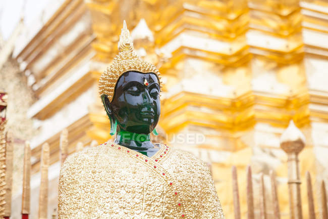 Jade buddha na frente do templo dourado, Chiang Mai, Tailândia — Fotografia de Stock