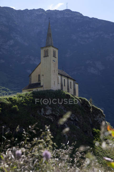 Vista ad angolo basso della chiesa di montagna, Val Formazza, Piemonte, Italia — Foto stock