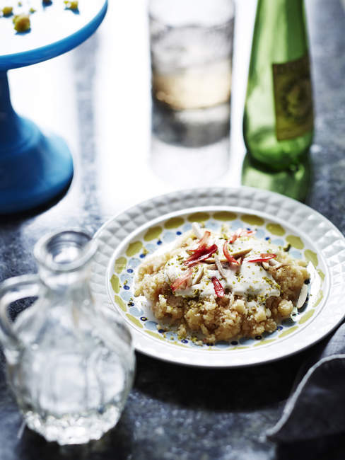 Libanesische Nachspeise mafroukeh auf dem Teller auf dem Tisch — Stockfoto